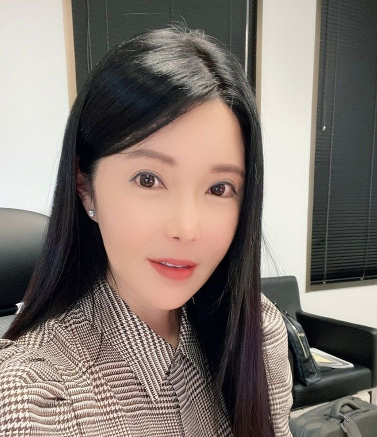 자영업자 전용 융자 상담에 특화된 지나 허 시니어 론 오피서.