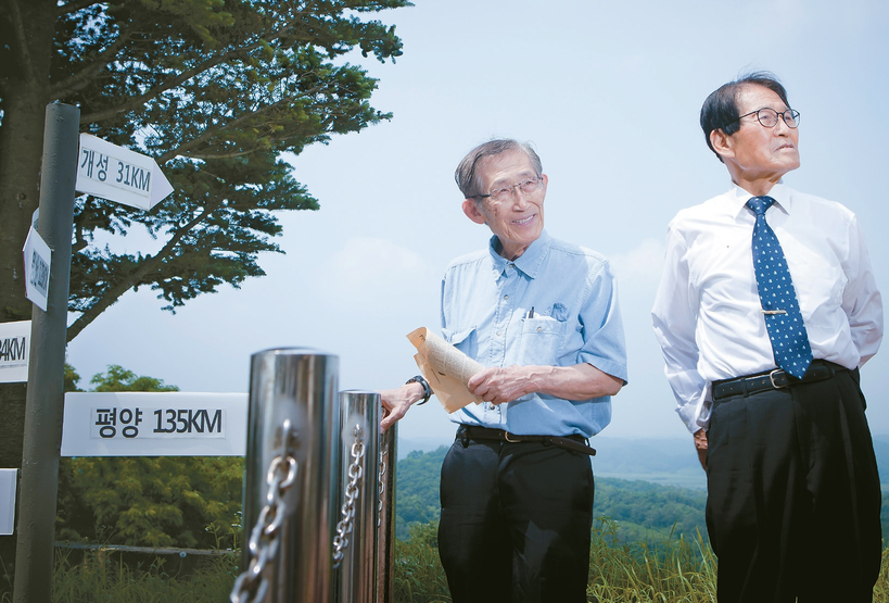 지난 2016년 고향인 개성이 바라보이는 경기도 연천군 백학면의 상승전망대를 방문한 고 이경원 기자.