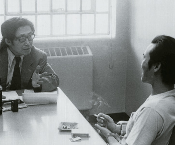 감옥에서 이철수씨를 인터뷰하고 있는 이경원 기자.