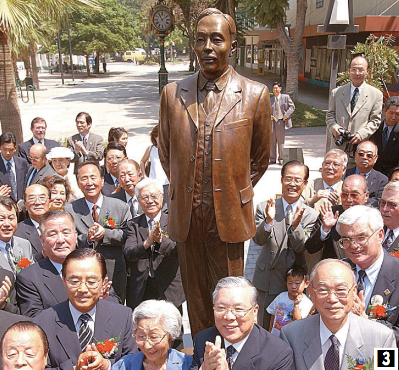 2001년 리버사이드 도산 동상 제막식에 참석한 홍 이사장.