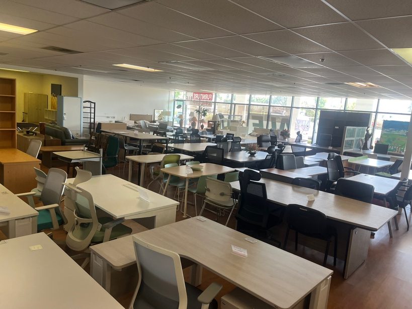 보루네오 라미라다 BIF 직영 총판 매장 내부 전경. 사무용 책상과 인체공학 의자 등 다양한 제품이 전시돼 있다.