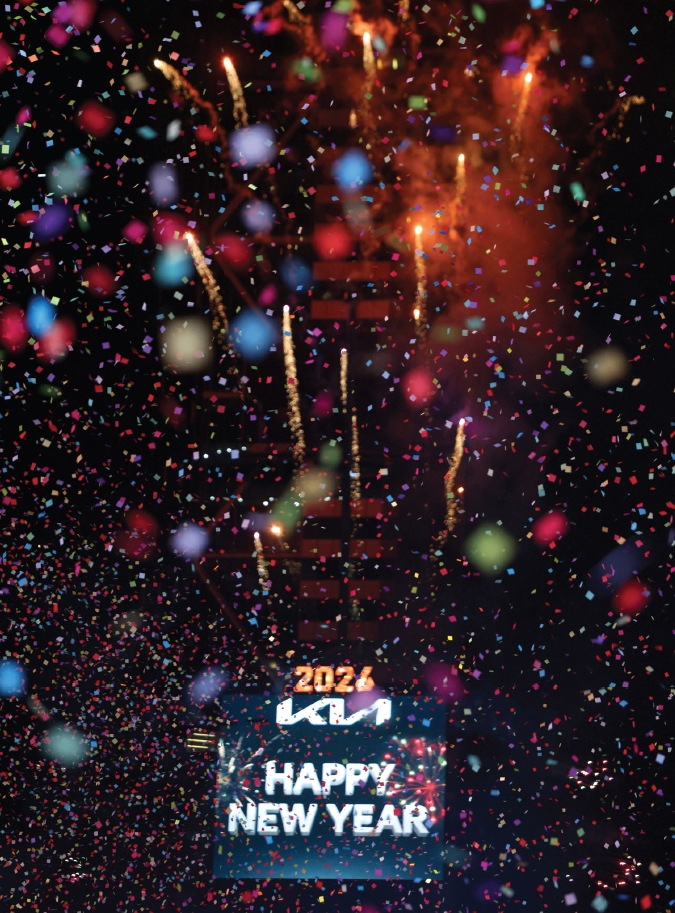 2026년 새해를 맞아 뉴욕 타임스스퀘어에서 전통의 ‘볼 드롭’이 진행된 직후, 수천 파운드의 형형색색 콘페티가 쏟아지고 불꽃놀이가 밤하늘을 수놓고 있다. 올해는 특히 미국 건국 250주년을 기념해 자정 이후 볼이 붉은색.흰색.파란색으로 다시 점등되며, 추가 콘페티가 뿌려지는 깜짝 연출이 펼쳐졌다.  [로이터]