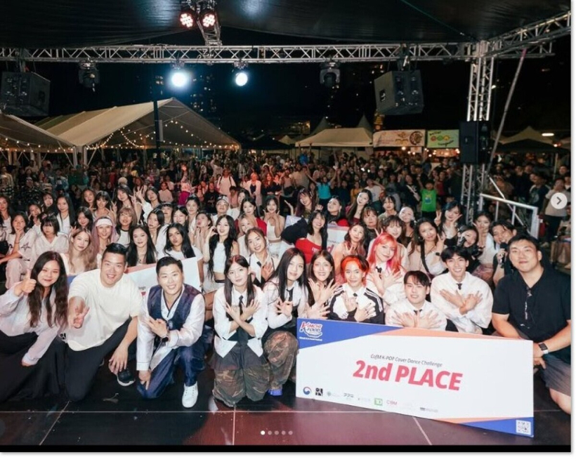 지난해 밴쿠버 김치 & K-푸드 페스티벌에서 K-팝 커버 댄스 챌린지 수상자들이 관객들과 함께 기념 촬영을 하고 있다. 이틀간 8만 명의 인파가 몰린 이번 행사는 전 세계적인 재외동포 감소세 속에서도 11만 명을 돌파하며 역대급 성장세를 기록한 서부 캐나다 한인 사회의 위상과 문화적 저력을 상징적으로 보여주었다.
