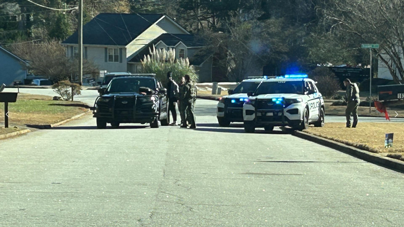 사건이 발생한 로렌스빌 주택가에 경찰이 조사를 벌이고 있다. [출처 WXIA]