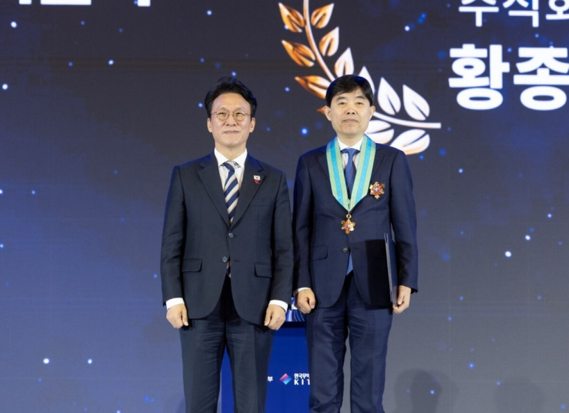 아시아비엔씨가 제62회 무역의 날 행사에서 ‘5천만불 수출의 탑’을 받았다. 황종서 대표는 ‘은탑산업훈장’도 동시 수상했다.[출처=한국무역협회] 