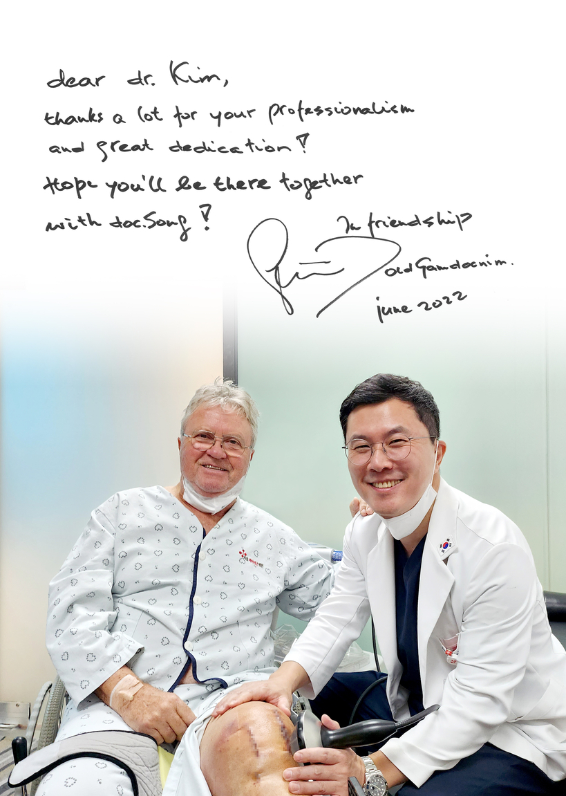 제대혈 줄기세포 연골 재생 치료를 받은 히딩크 감독이 의료진과 함께 무릎 회복 상태를 확인하고 있다.