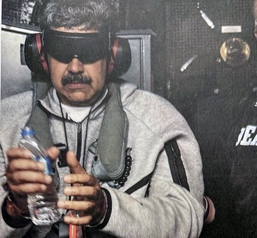 도널드 트럼프 미국 대통령이 3일(현지시간) 미군이 기습적인 군사 작전으로 체포한 니콜라스 마두로 베네수엘라 대통령의 사진을 트루스소셜에 공개했다. 트럼프 대통령은 미군 강습상륙함 이오지마에 탑승한 마두로 대통령 모습이라고 설명했다.사진 SNS 2026.1.4