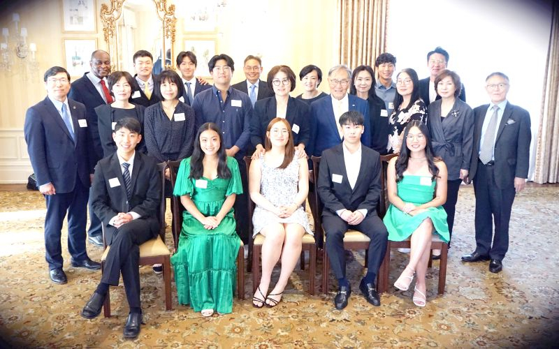 2024년 1회 장학생들이 수여식에서 기념사진을 찍었다.