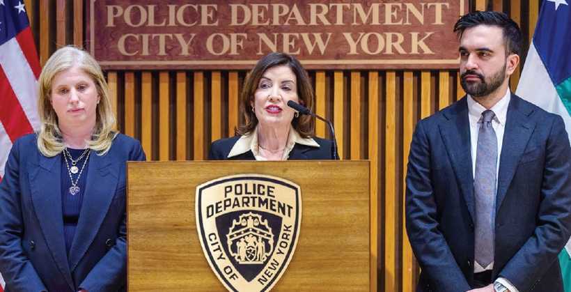 캐시 호컬 뉴욕주지사(연단)와 조란 맘다니 뉴욕시장(오른쪽), 제시카 티시 뉴욕시 경찰국장(왼쪽)이 6일 뉴욕시경(NYPD)에서 2025년 뉴욕시 범죄 통계에 대해 발표하고 있다.  [사진 뉴욕주지사실]