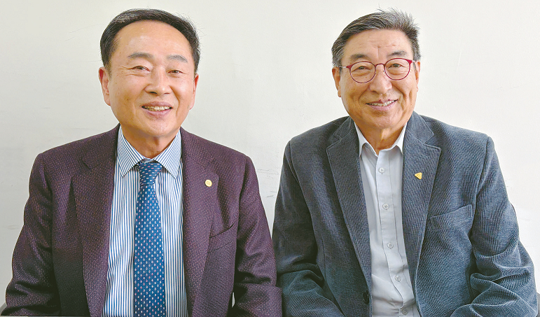 이청근(왼쪽) 슈올즈 회장과 임동묵 LA지점 대표가 미주 진출 계획에 관해 설명하고 있다.