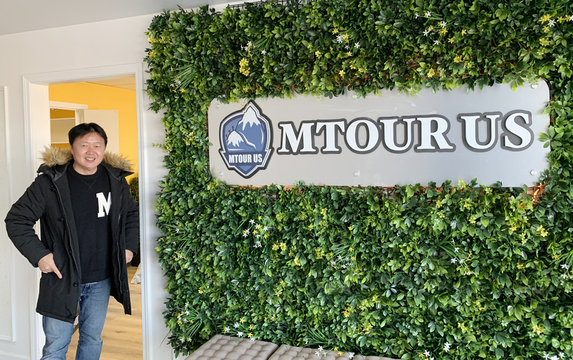 마태오 김 대표가 엠투어 삼버그 새 사무실 앞에서 포즈를 취했다. 