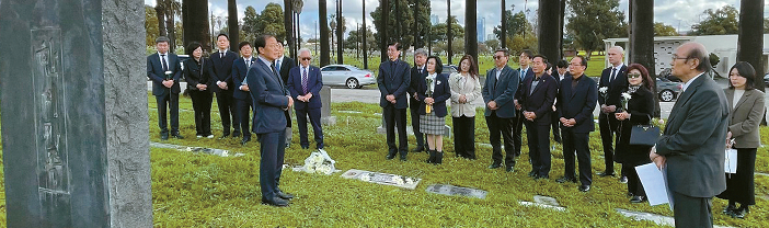 지난 5일 LA 로즈데일 묘지를 찾은 한국 국회 방문단의 윤후덕 의원이 한인 독립유공자 묘소 방문 취지 등을 설명하고 있다. [대한인국민회기념재단 제공]