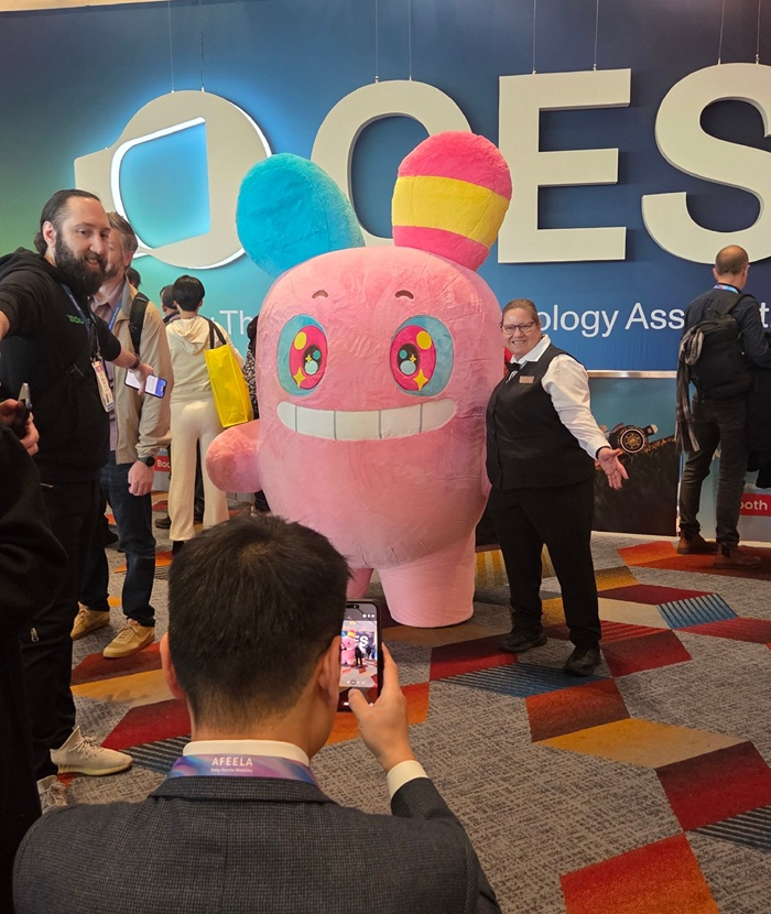 [7일(현지시간) 미국 라스베이거스에서 개최된 CES2026 행사장에서 부산디지털자산거래소 공식 캐릭터 ‘비바부(VIVABU)’가 관람객들과 소통하고 있다]