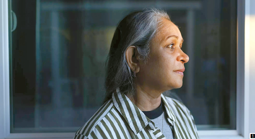 이튼(Eaton) 산불 생존자인 마수마 칸(64)은 정기적인 이민 출석 점검을 위해 방문했다가 지난해 10월 6일 연방 이민 당국에 의해 체포됐다. 석방된 지 한 달이 지났지만, 그는 여전히 자신의 미래를 걱정하고 있다. [지나 페라지 / LA타임스]