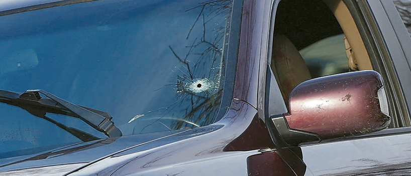 총알이 관통한 운전석 모습. [로이터·SNS캡처]