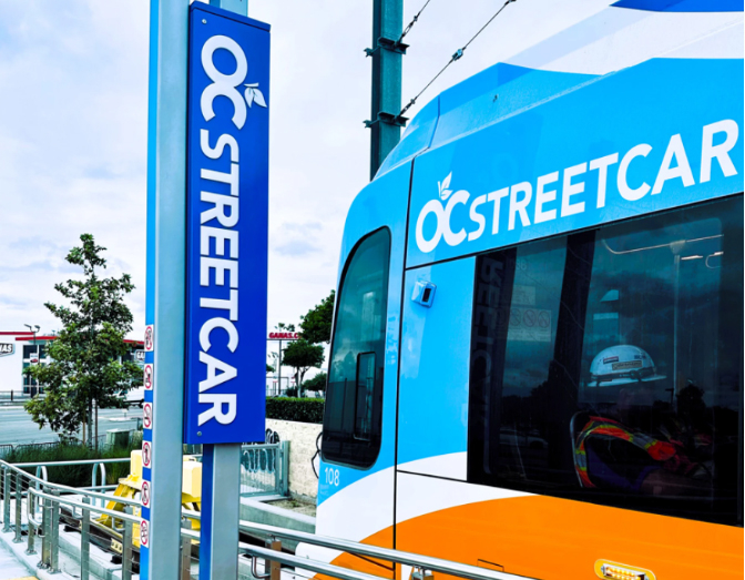 OC교통국이 가든그로브에서 샌타애나까지 4.1마일을 잇는 OC 경전철(노면전차) 시험 운행을 하고 있다. 당국은 지난해 말부터 샌타애나의 레이트 스트리트와 하버 불러바드 구간 선로에서 시험 운행을 시작했으며, 곧 일반 도로의 선로에서도 테스트를 시작할 예정이다. 당국은 올봄에 경전철 공식 운행을 시작할 것이라고 밝혀왔지만, 세부 일정은 아직 공개하지 않았다. 교통국 직원이 경전철 전동차 내부를 점검하고 있다. [OC교통국 웹사이트] 