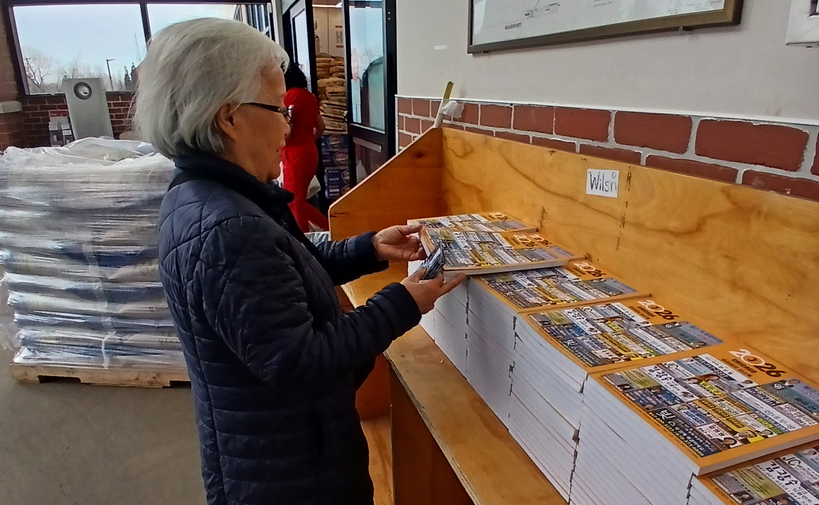 8일 한인 마켓에 배포된 2026 중앙일보 업소록을 한인이 살펴보고 있다. 