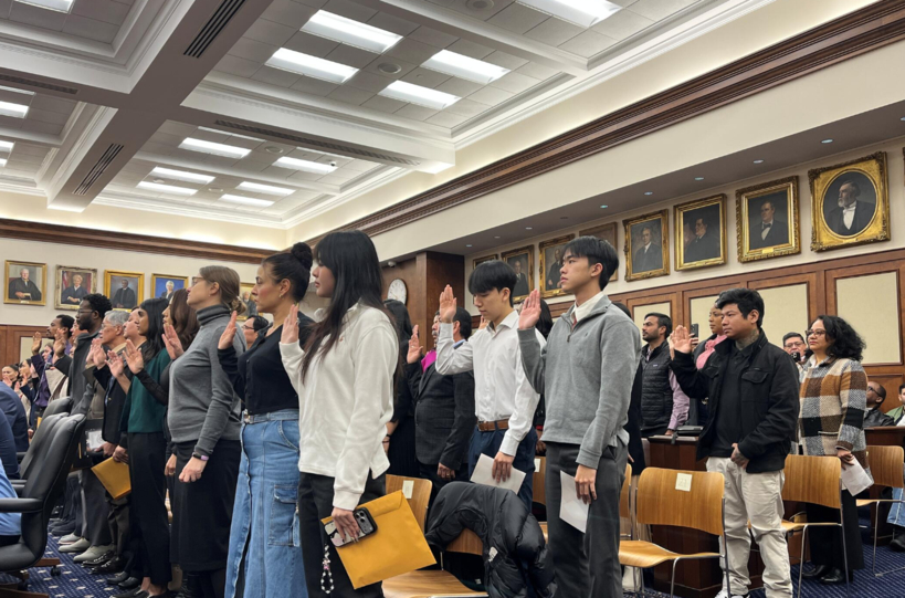 지난달 12일 애틀랜타에 위치한 조지아 북부 지방 연방법원에서 열린 시민권 선서식에 90여명의 귀화자가 참석했다. [GPB]