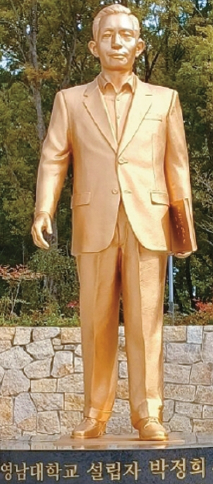 영남대 동문 단 리 액티브 USA 회장의 지원으로 지난 2024년 교정에 세워진 박정희 동상. [영남대 제공]