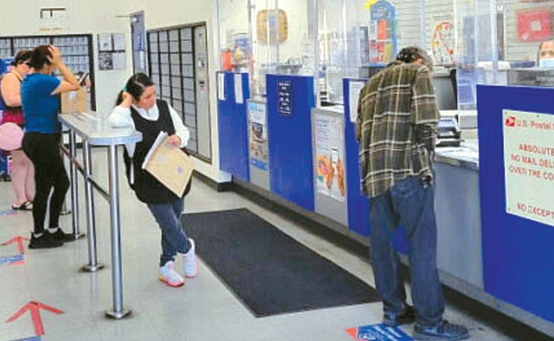 우체국을 찾은 주민들이 업무를 처리하고 있다. 최근 USPS는 우편물의 ‘당일 소인’이 보장되지 않는다고 공지했다.  [중앙포토]