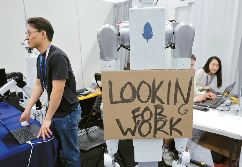 페더 로보틱스 부스에 전시된 제조용 로봇에 손으로 휘갈겨 쓴 ‘일자리 구함’이라는 표지판이 붙어 있다. 로봇 시장이 빠르게 성숙단계에 접어들었음을 보여준다. [로이터]