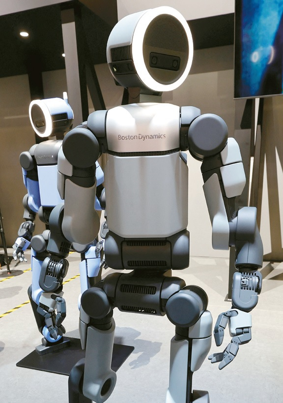현대자동차그룹 부스에 전시된 보스턴 다이내믹스의 아틀라스 로봇들. 테크 전문매체 CNET로부터 ‘베스트 로봇’에 선정됐다. [로이터]
