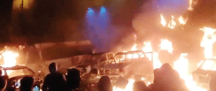 이란 수도 테헤란에서 반정부 시위가 2주 넘게 격화하는 가운데, 시위대가 차량에 불을 지르고 있는 모습이 11일 소셜미디어를 통해 공개됐다.  [로이터]