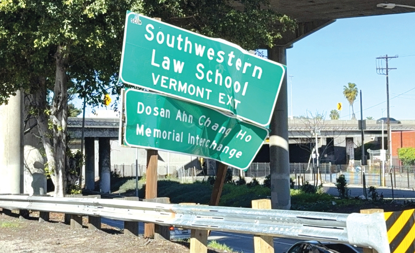 LA다운타운 10번 프리웨이에 설치된 도산 안창호 표지판이 심하게 찌그러진 채 방치돼 있다. 정윤재 기자