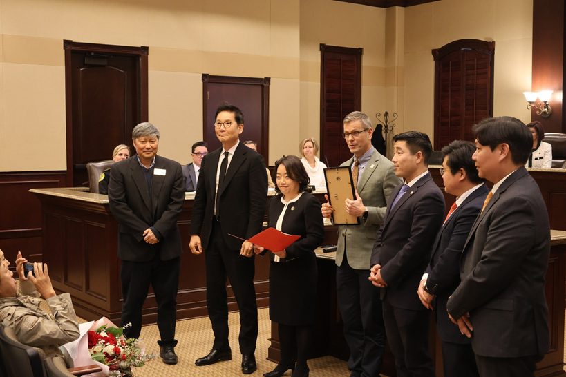 미주 한인의날 123주년을 맞아 둘루스 시청에서 열린 기념식에 참석한 한인들이 한자리에 모였다. 왼쪽부터 존 박 브룩헤이븐 시장, 박은석 애틀랜타 한인회장, 박사라 둘루스 시의원, 그렉 휘틀록 둘루스 시장, 샘 박 주 하원의원, 김대환 부총영사, 마이클 박 CKA 애틀랜타 위원장.