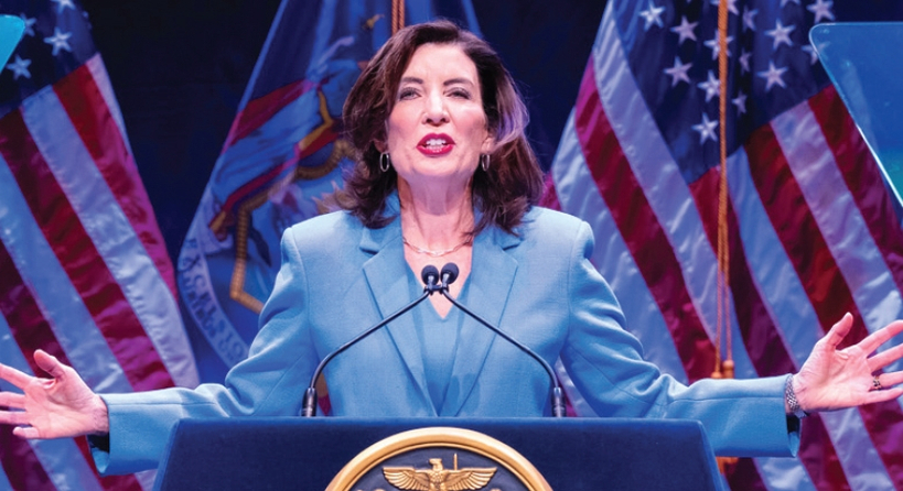 캐시 호컬 뉴욕주지사가 올바니 공연예술센터 ‘더 에그’(The Egg)에서 ‘당신의 가족, 당신의 미래, 나의 투쟁’을 주제로 2026년 신년연설을 하고 있다.  [사진 뉴욕주지사실]