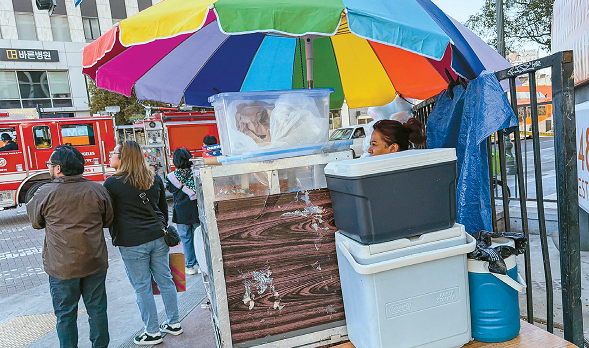 노점상이 LA 한인타운 윌셔 불러바드와 웨스턴 애비뉴 코너에서 영업하고 있다. 김상진 기자
