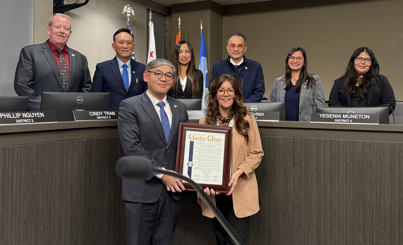 스테파니 클롭펜스타인(앞줄 오른쪽) 시장이 동료 시의원들이 지켜보는 가운데 김정민 영사에게 미주 한인의 날 선포 결의문을 전달하고 있다. [가든그로브시 제공]
