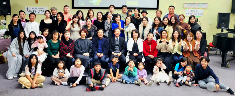 은혜한인교회가 부활절을 맞아 상연할 뮤지컬 ‘신 천로역정’ 출연자와 스태프가 함께 자리했다. [은혜한인교회 제공]