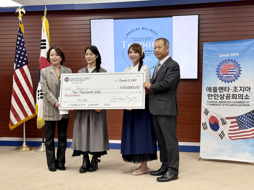 티파니의 두 대표가 한오동 회장으로부터 지원금을 전달받았다. 