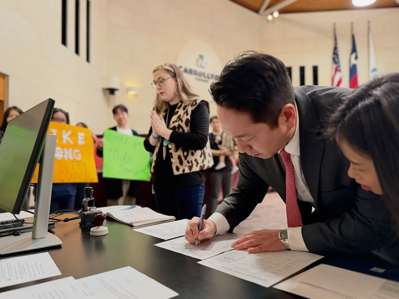 마이크 송 후보가 지난 14일 캐롤튼 시의원 선거 입후보 서류에 서명하고 있는 모습.
