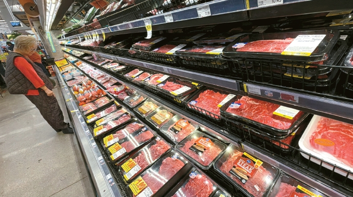 랄프스 정육부에서 고객이 소고기 가격을 살피고 있다. 김상진 기자 