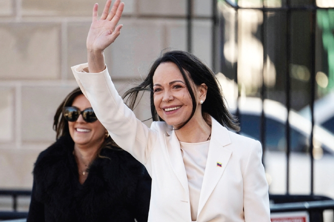 도널드 트럼프 대통령이 15일 백악관에서 니콜라스 마두로 정권에 맞서 민주화 운동을 이끌어온 베네수엘라 야권 지도자이자 작년 노벨 평화상 수상자인 마리아 코리나 마차도를 만났다. 회담을 마친 마차도가 백악관을 나서며 지지자들에게 손을 흔들고 있다. 그는 기자들에게 “트럼프 대통령과의 대화가 매우 잘 됐다”고 말했다.  [로이터]