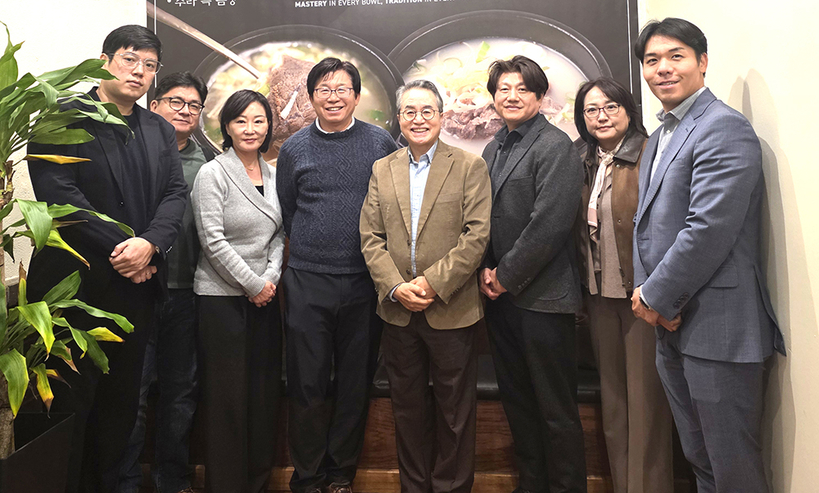 정영호(왼쪽에서 다섯 번째) 전 총영사가 북텍사스 한인상공회 회장단과 포즈를 취하고 있다.