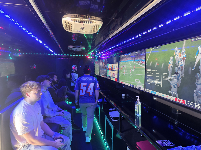 Gametruck 에서 펼쳐지고 있는 Madden2026 Semi Finale.