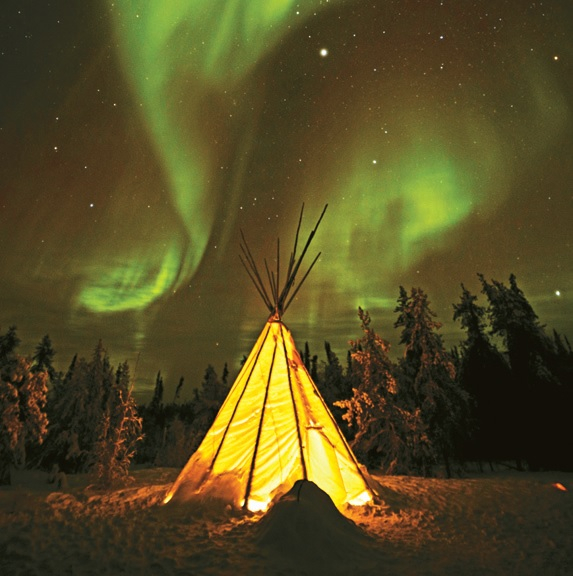 인디언 전통 마을을 재현한 오로라 빌리지. 고요한 마을 위로 펼쳐진 오로라가 밤의 풍경을 더욱 신비롭게 물들인다.