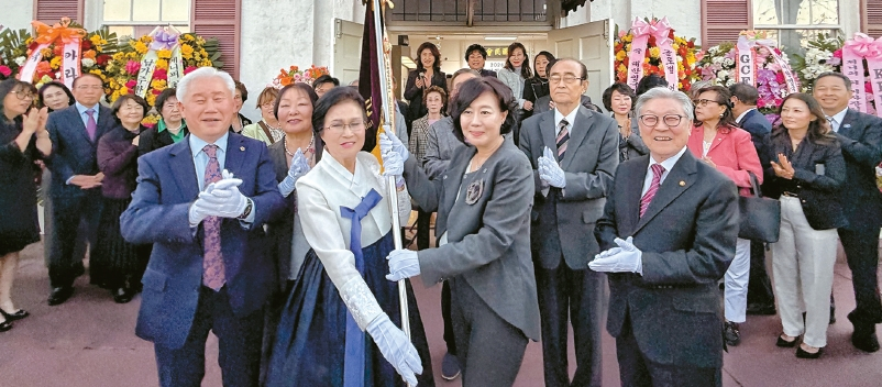 대한인국민회 이사장 이취임식 및 신년하례식이 15일 대한인국민회기념관에서 열렸다. 클라라 원(앞줄 왼쪽 두번째) 전 이사장이 제니퍼 최(앞줄 오른쪽에서 두번째) 신임 이사장에게 국민회기를 전달하고 있다. 김상진 기자