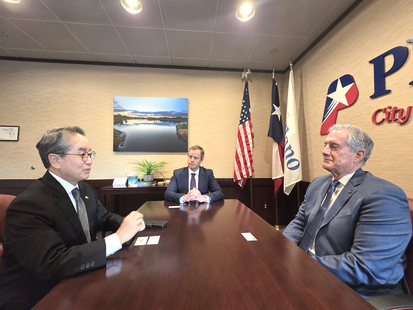 존 B. 문스(오른쪽) 플레이노 시장과 협력 방안을 논의하고 있는 정영호 전 주휴스턴 총영사.