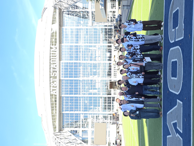 AT&T 스타디움 앞에서 힘찬 화이팅을 외치고 있는 FN ESPORTS 행사팀