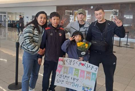 2024년 2월 15일 애틀랜타 지역 교인들이 공항에서 꽃과 피켓을 들고 임준영씨 가족을 환영했다. [임준영씨 제공]