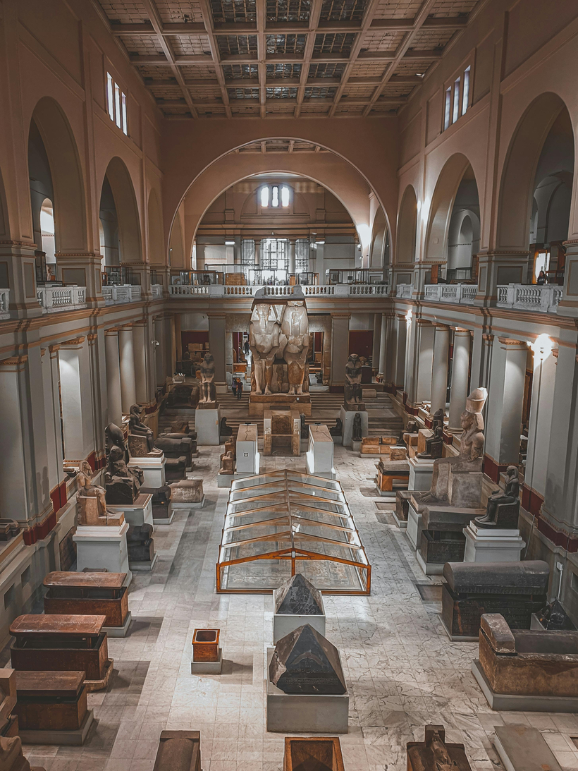 파라오 투탕카멘의 무덤은 1922년 발견됐으며, 이곳에서 출토된 주요 유품들은 현재 이집트 대박물관에 전시돼 고대 이집트 왕실 문화를 집약적으로 보여준다.