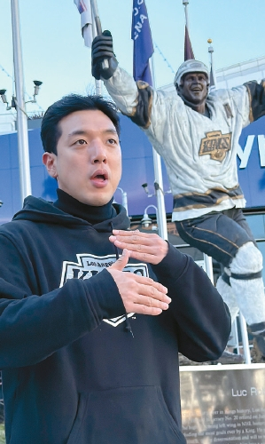 이해성 씨가 LA 킹스 홈구장 크립토닷컴 아레나 앞에서 ‘K-타운 나이트’를 설명하고 있다. 김상진 기자