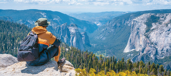 한 등산객이 요세미티 국립공원 센티널 돔 전망대에서 풍경을 바라보고 있다.