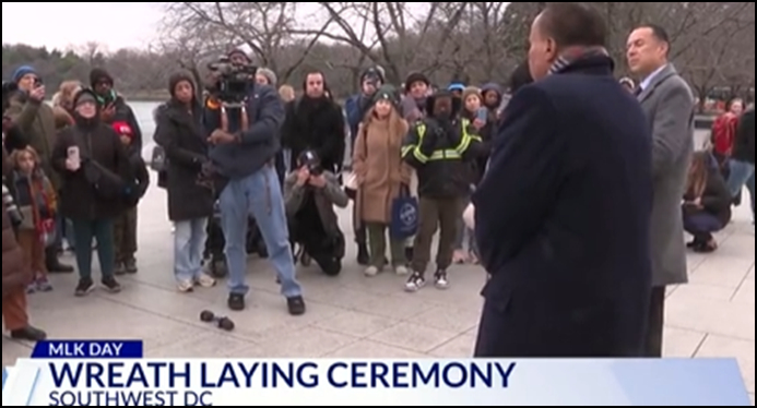 마틴 루터 킹 주니어 3세가 헌화한 후 군중들과 이야기를 하고 있다. 