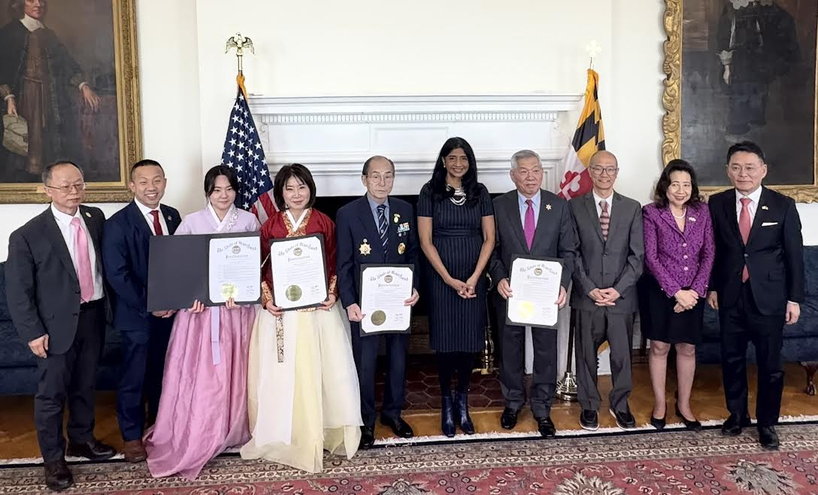 메릴랜드 주청사서 열린 한인의 날 기념행사서 주요 인사들이 기념촬영을 하고 있다.