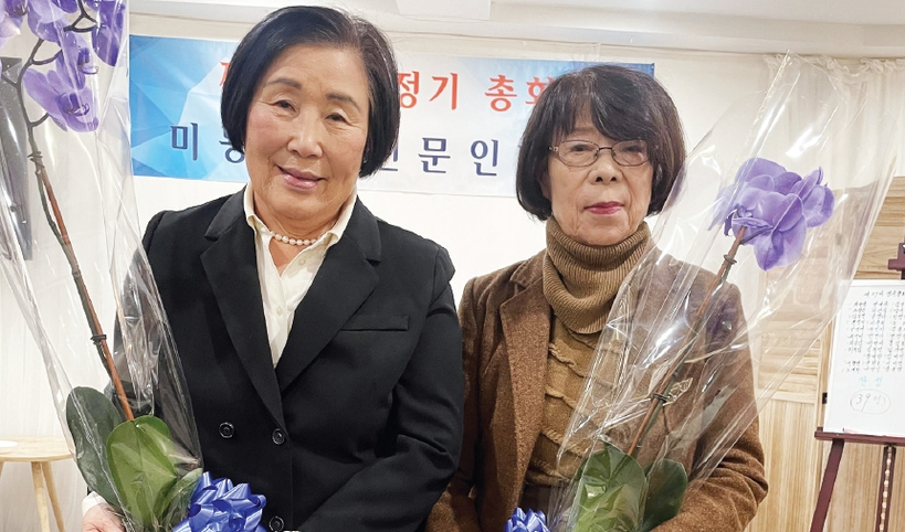 미동부한인문인협회는 지난 19일 퀸즈 플러싱 산수갑산2 연회장에서 열린 제37차 정기총회에서 제21대 회장으로 이춘희(왼쪽) 현 부회장을 선출했다. 이날 총회에서는 손정아 부회장도 함께 선출돼 새 회장단이 공식 출범했다.  [미동부한인문인협회]